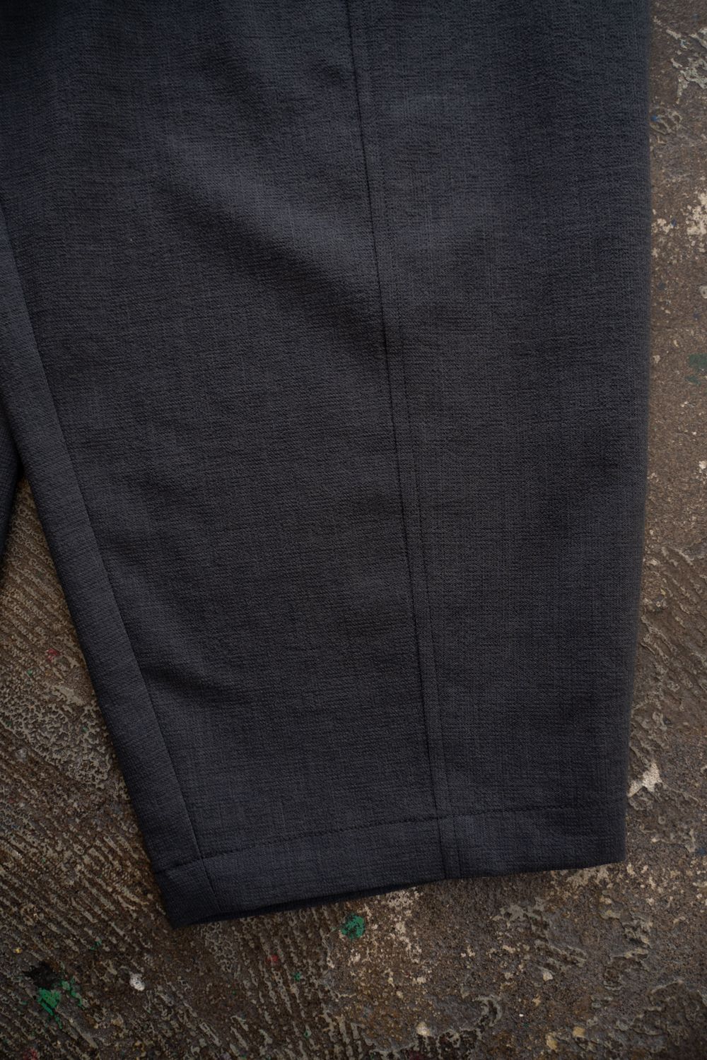 【256SS】ディープタックポリエステルワイドテーパードパンツ(CHARCOAL)
