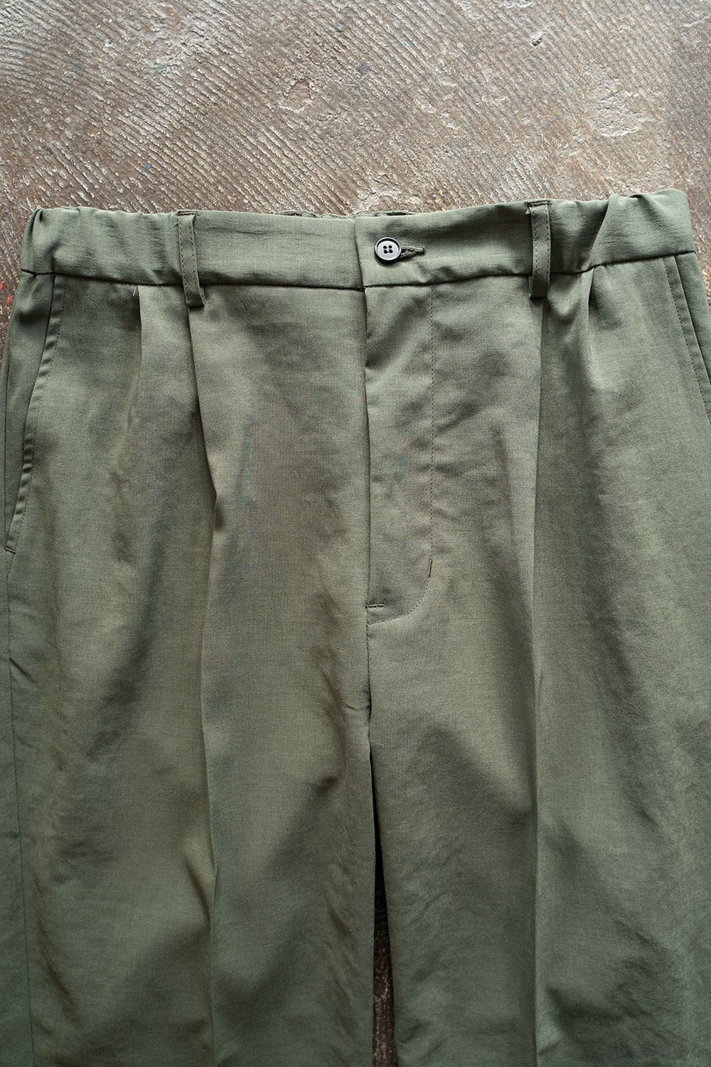 【ラスト1点】【24SS】強撚ポリエステルタックイージースラックス(OLIVE)