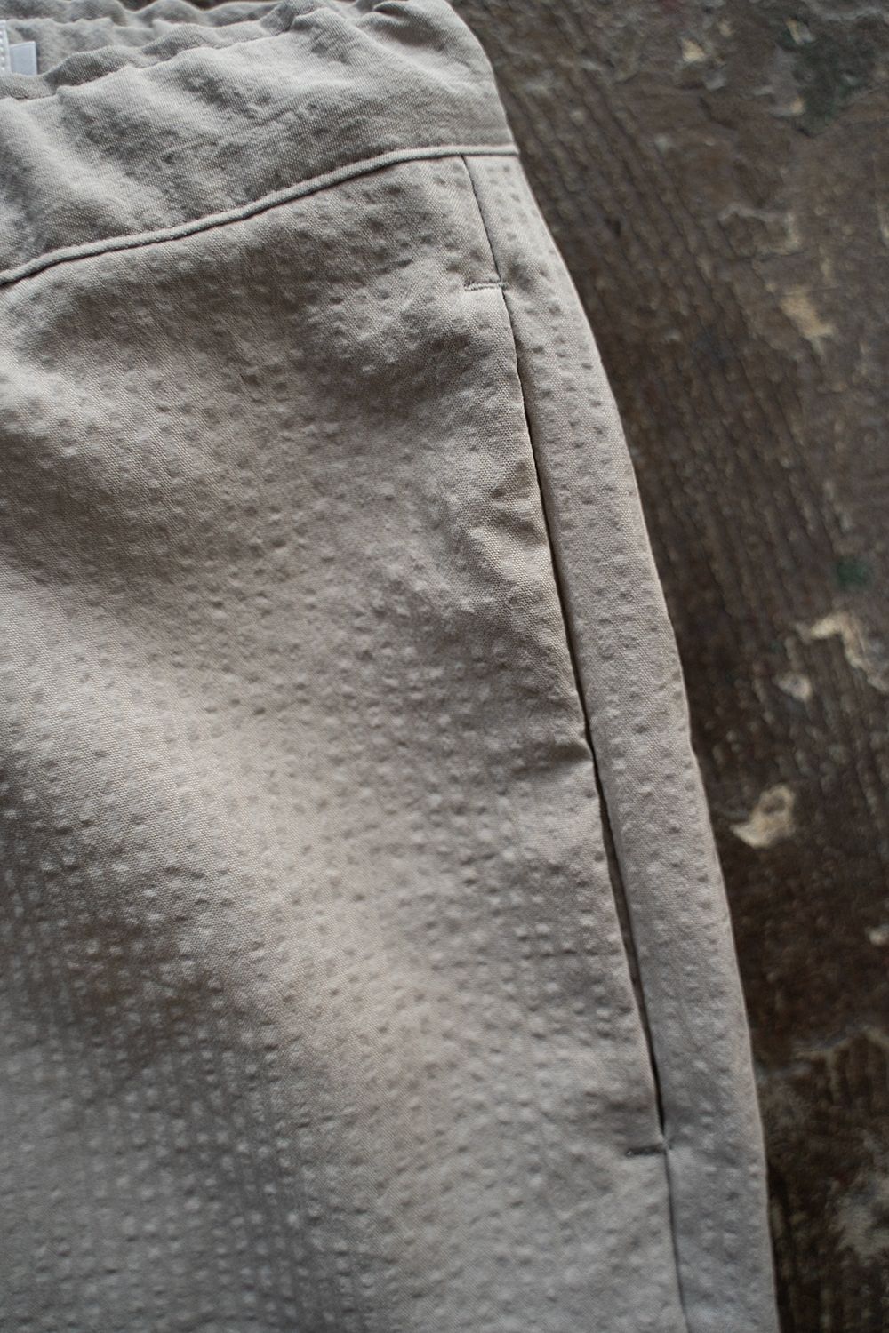 【ラスト1点】【24SS】強撚ポリエステルシアサッカーイージーパンツ(TAUPE)