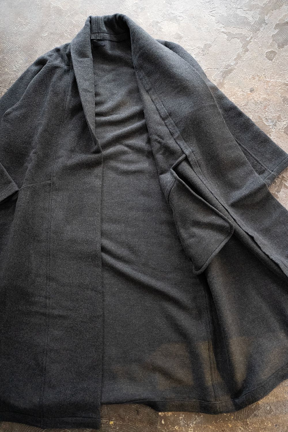 MITTAN - ウールシルクキャメル半纏ロングコート（紐付き)(濃灰) | Salty
