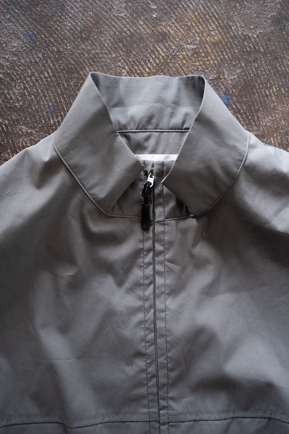 【ラスト1点】【24SS】綿×ポリエステルスタンドカラーベスト(SLATE GRAY)