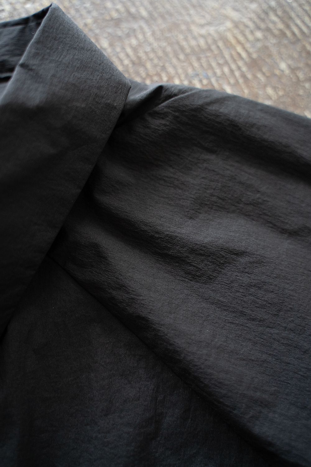 【ラスト1点】【25SS】ストレッチナイロン変形スリーブ半袖シャツ(BLACK)