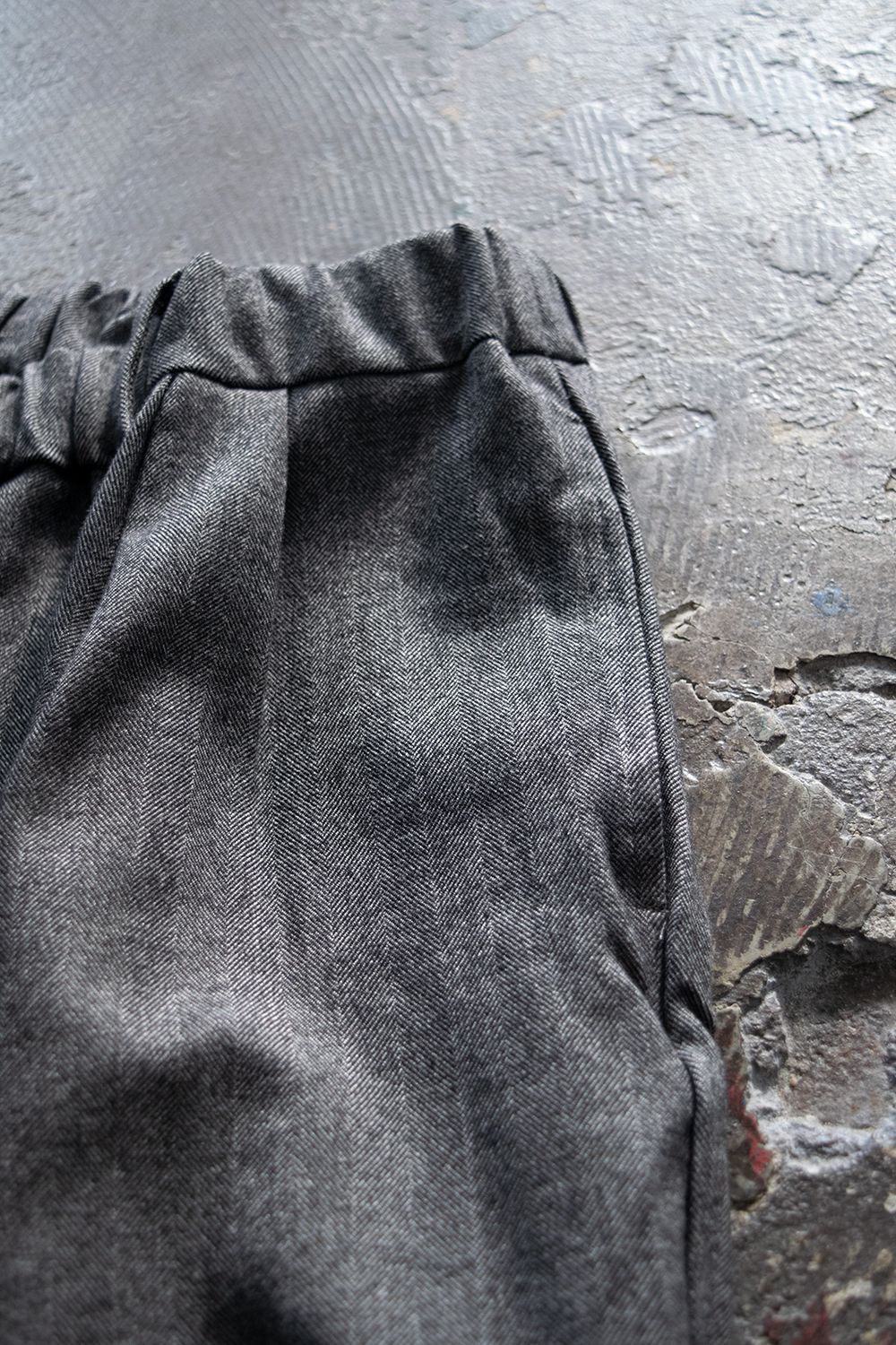 【ラスト1点】【20AW】Wide Tuck Trousers(CHARCOAL HERRINGBONE)