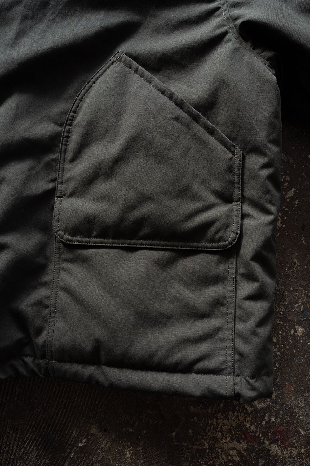 【26AW】シンサレートフーデッドブルゾン(CHARCOAL)
