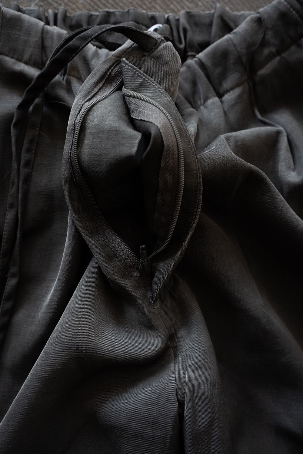 【26SS】ピグメントプリントタックイージーパンツ(DUSTY GREY)