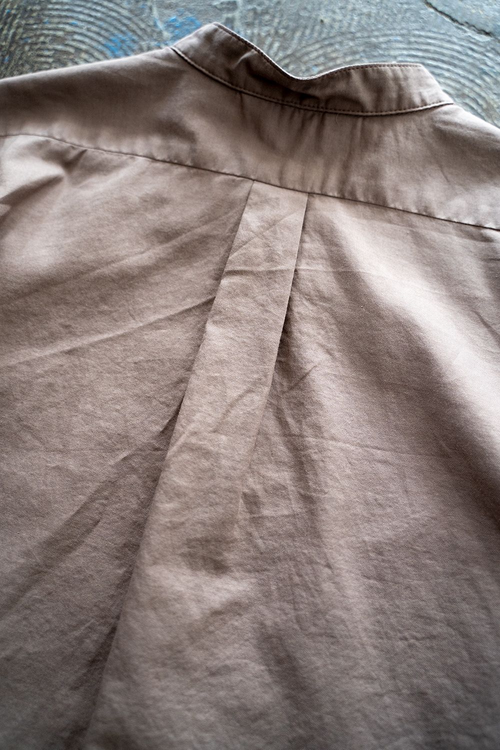 【ラスト1点】【22SS】シルク混両胸ポケットバンドカラーシャツ(DUSTY BROWN)