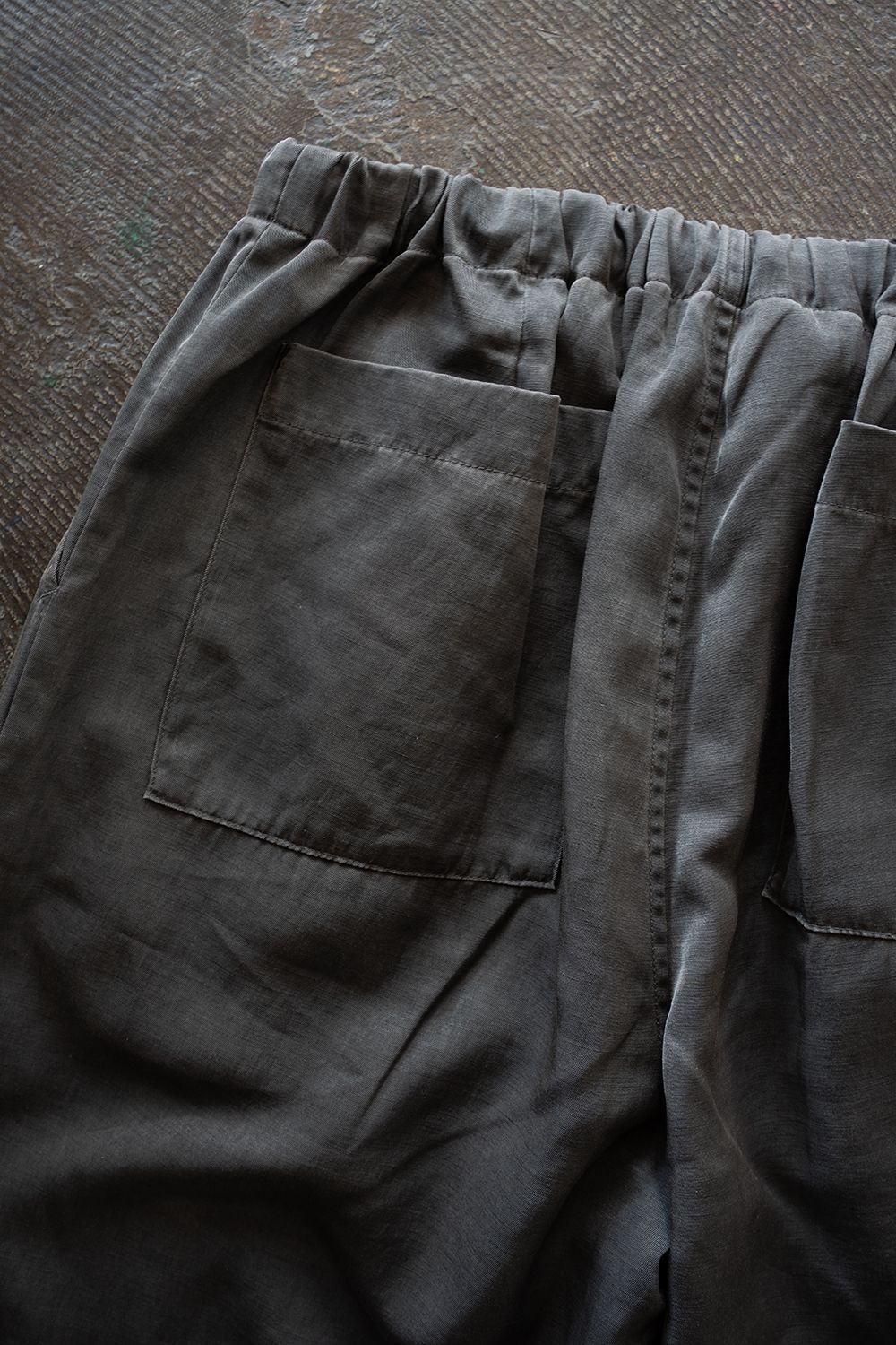 【26SS】ピグメントプリントタックイージーパンツ(DUSTY GREY)