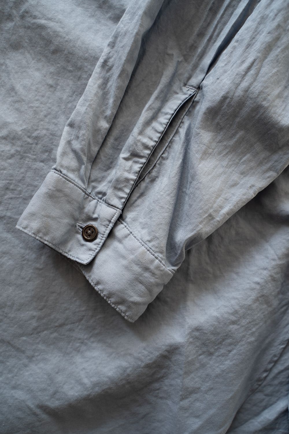 【ラスト1点】【23SS】シルク混両胸ポケットバンドカラーシャツ(BLUE GRAY)