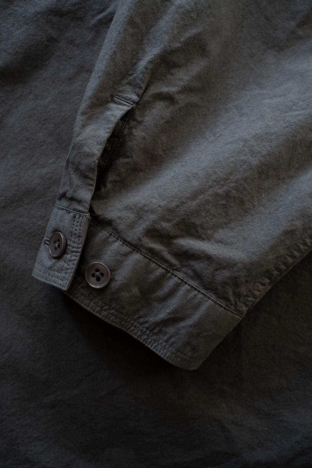 【ラスト1点】【25AW】ガーメントダイダンプシャツ(CHARCOAL)