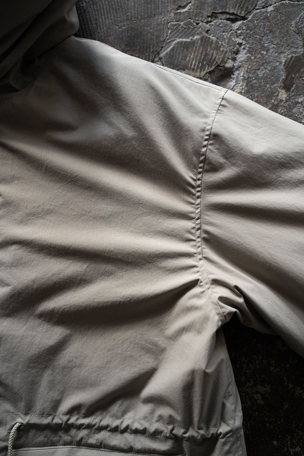 【ラスト1点】【24AW】シンサレートフーデッドブルゾン(SAND BEIGE)