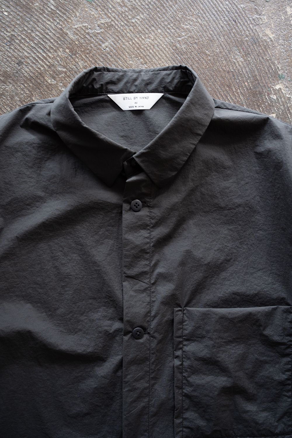 【26SS】ストレッチナイロン半袖シャツ(CHARCOAL)