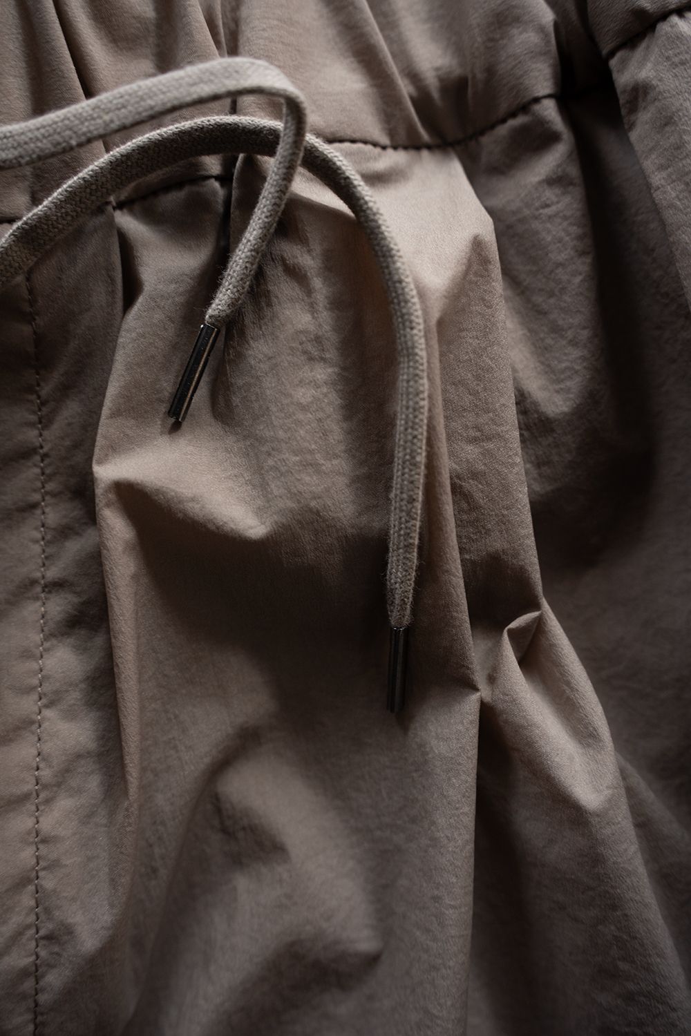 【26SS】ストレッチナイロンテーパードパンツ(GREIGE)