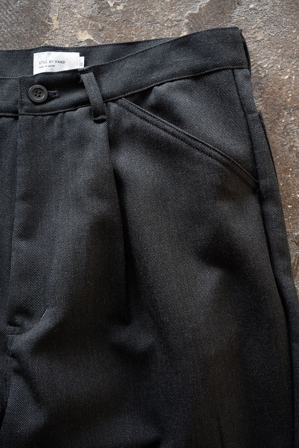 【26AW】ウールサージワンタックパンツ(CHARCOAL)