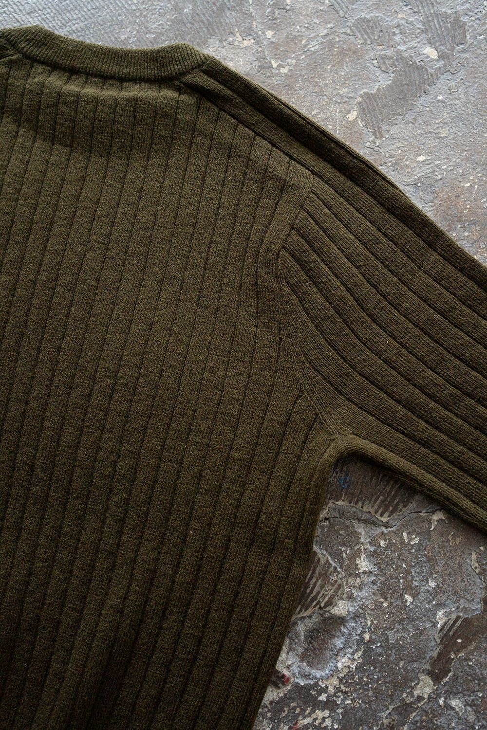 Hard twisted Shetlandwool RIB saddle shoulder crew neck sweater(OLIVE)