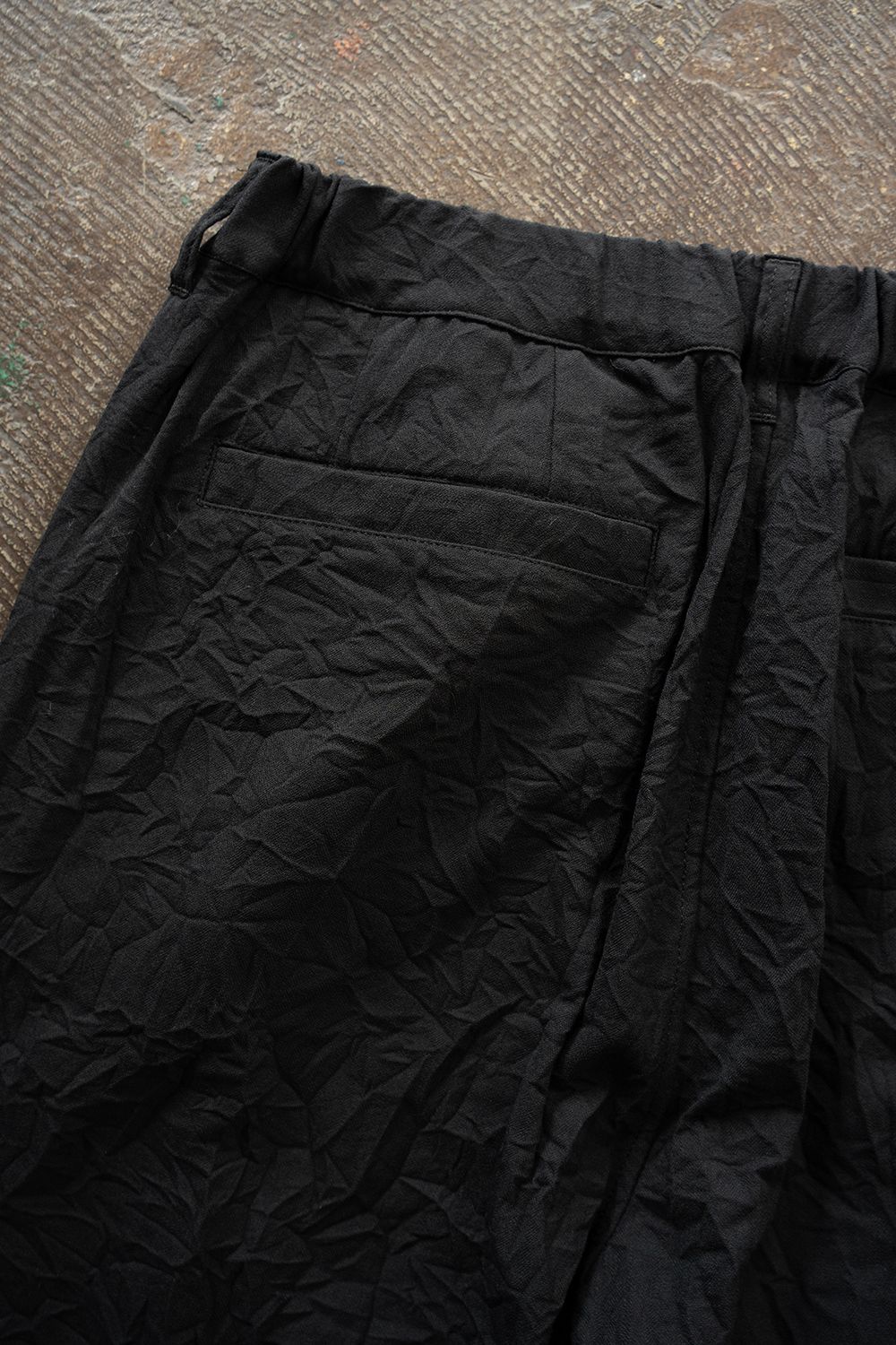 【26AW】先染めポリエステルタックテーパードパンツ(BLACK)
