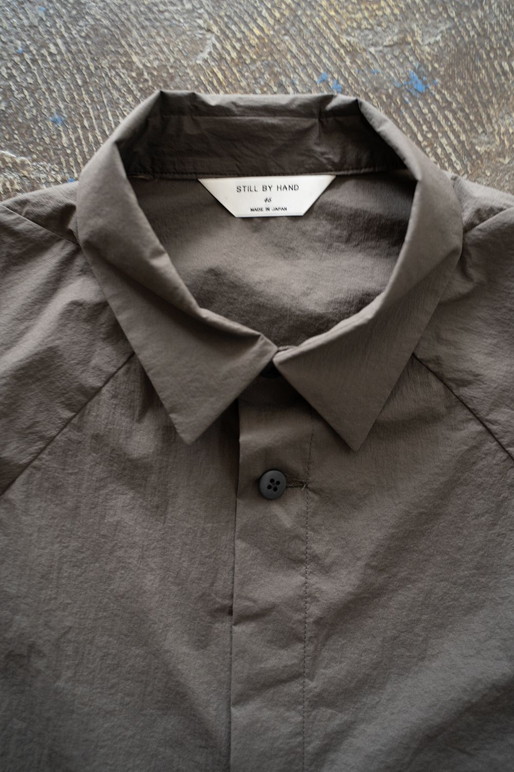 【ラスト1点】【25SS】ストレッチナイロン変形スリーブ半袖シャツ(CHARCOAL BROWN)