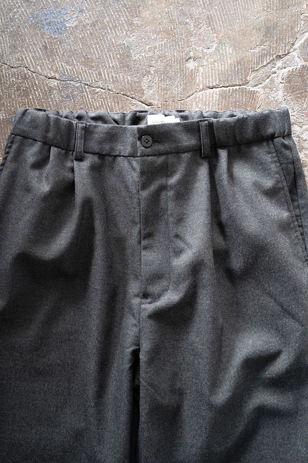 【ラスト1点】【22AW】ウールタッサー2タックイージーパンツ(CHARCOAL)