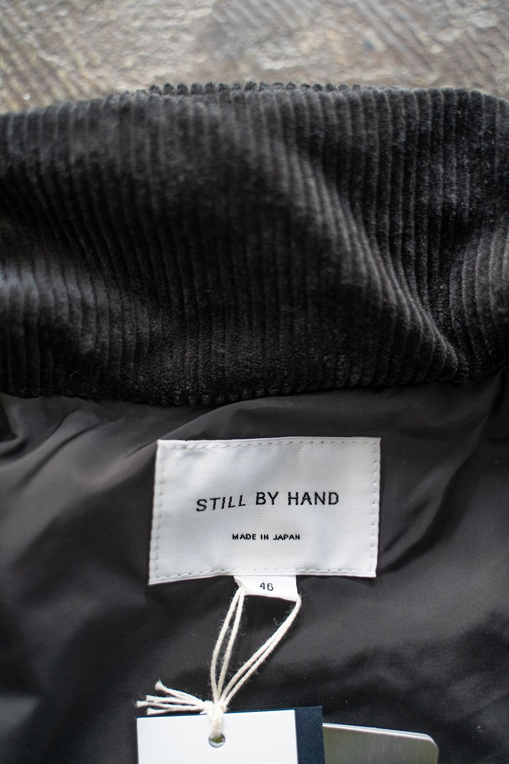 STILL BY HAND - 【ラスト1点】【23AW】撥水ナイロンシンサレートスタンドカラーハーフコート(BLACK) | Salty