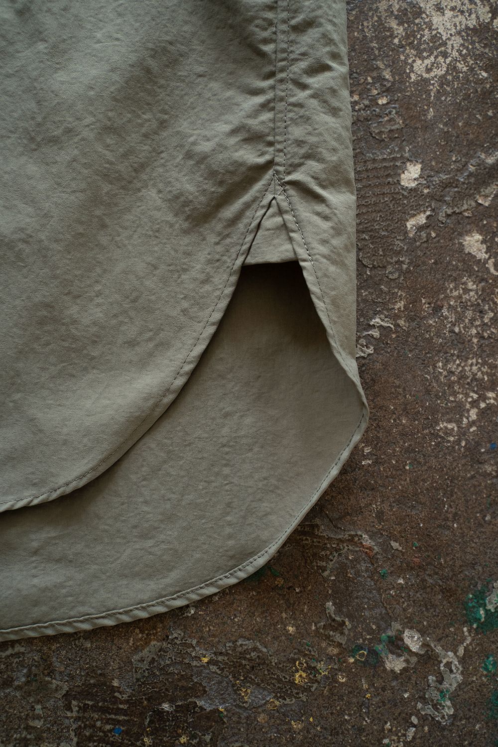 【ラスト1点】【25SS】ナイロンピンタック半袖シャツ(KHAKI GRAY)