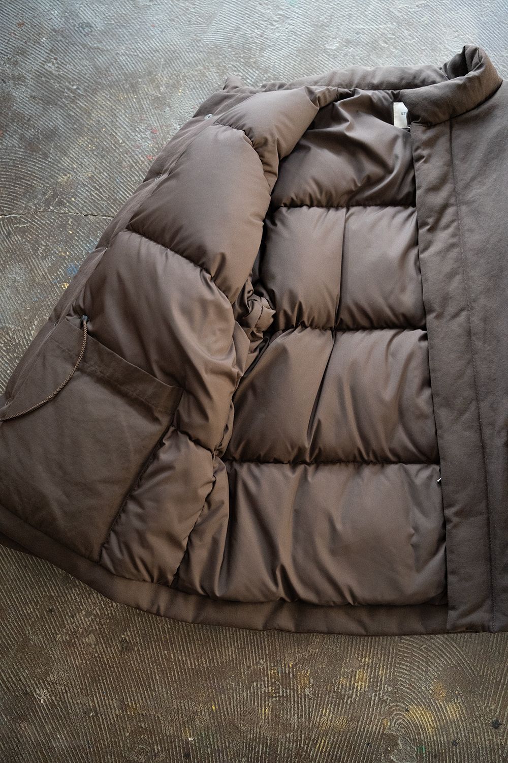 【25AW】強撚ナイロンダウンブルゾン(BROWN)