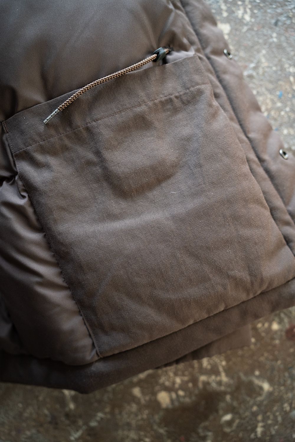【25AW】強撚ナイロンダウンブルゾン(BROWN)
