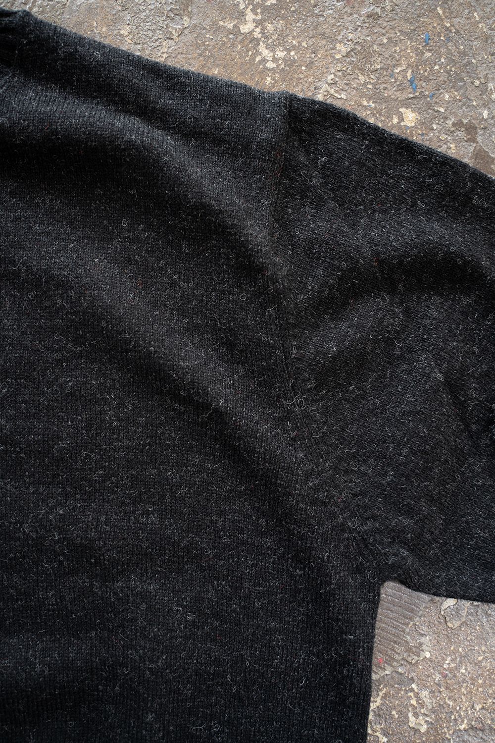 【25AW】ダメージクルーネックニット(DARK CHARCOAL)