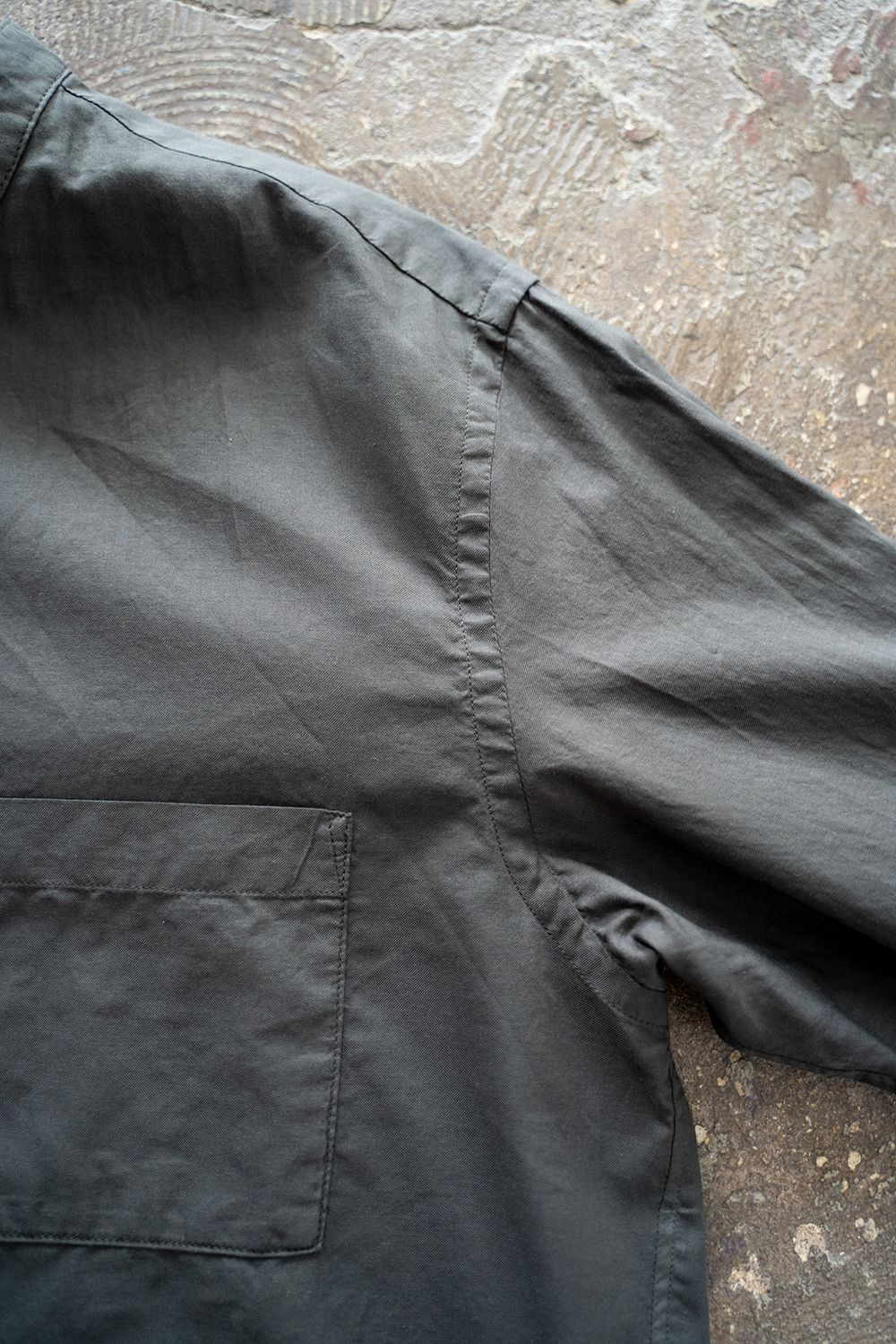 【ラスト1点】【22SS】シルク混両胸ポケットバンドカラーシャツ(CHARCOAL)