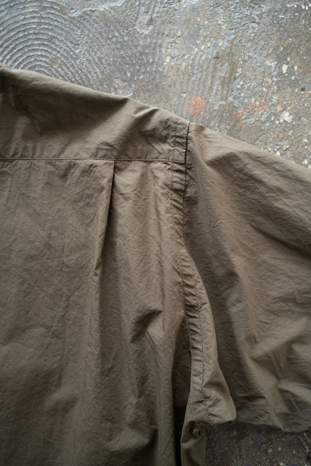 【ラスト1点】【22AW】スビンコットンタイプライターバンドカラーシャツ(DARK BROWN)
