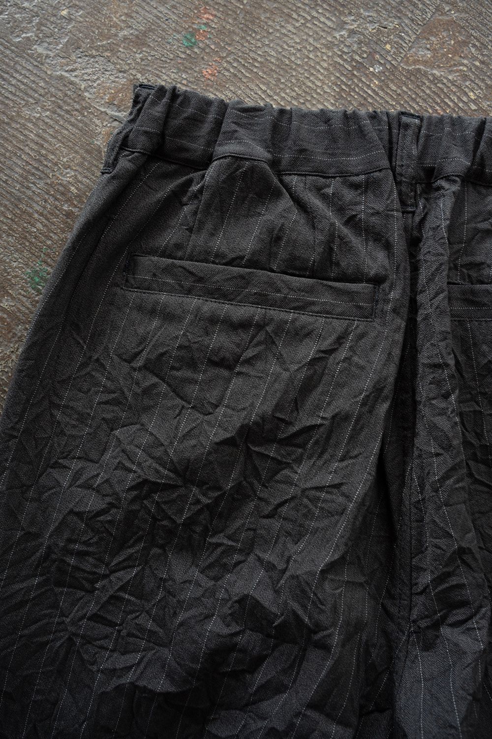 【26AW】先染めポリエステルタックテーパードパンツ(CHARCOAL)