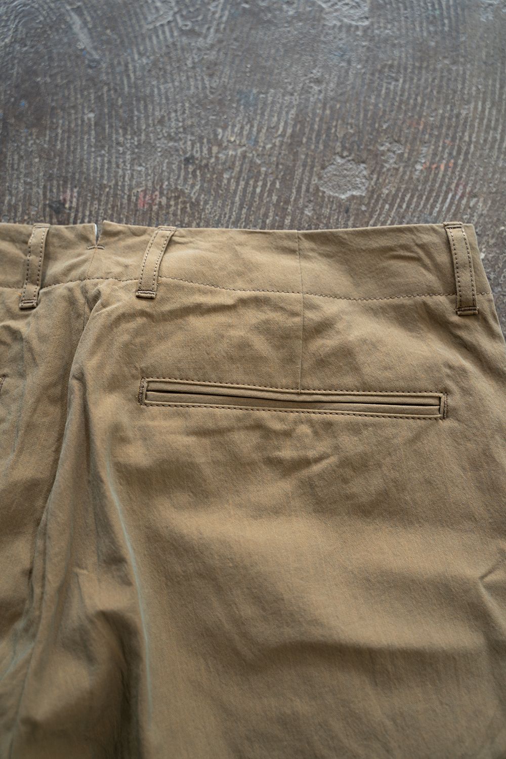 【ラスト1点】強撚コットンセンタープレススラックス(KHAKI)