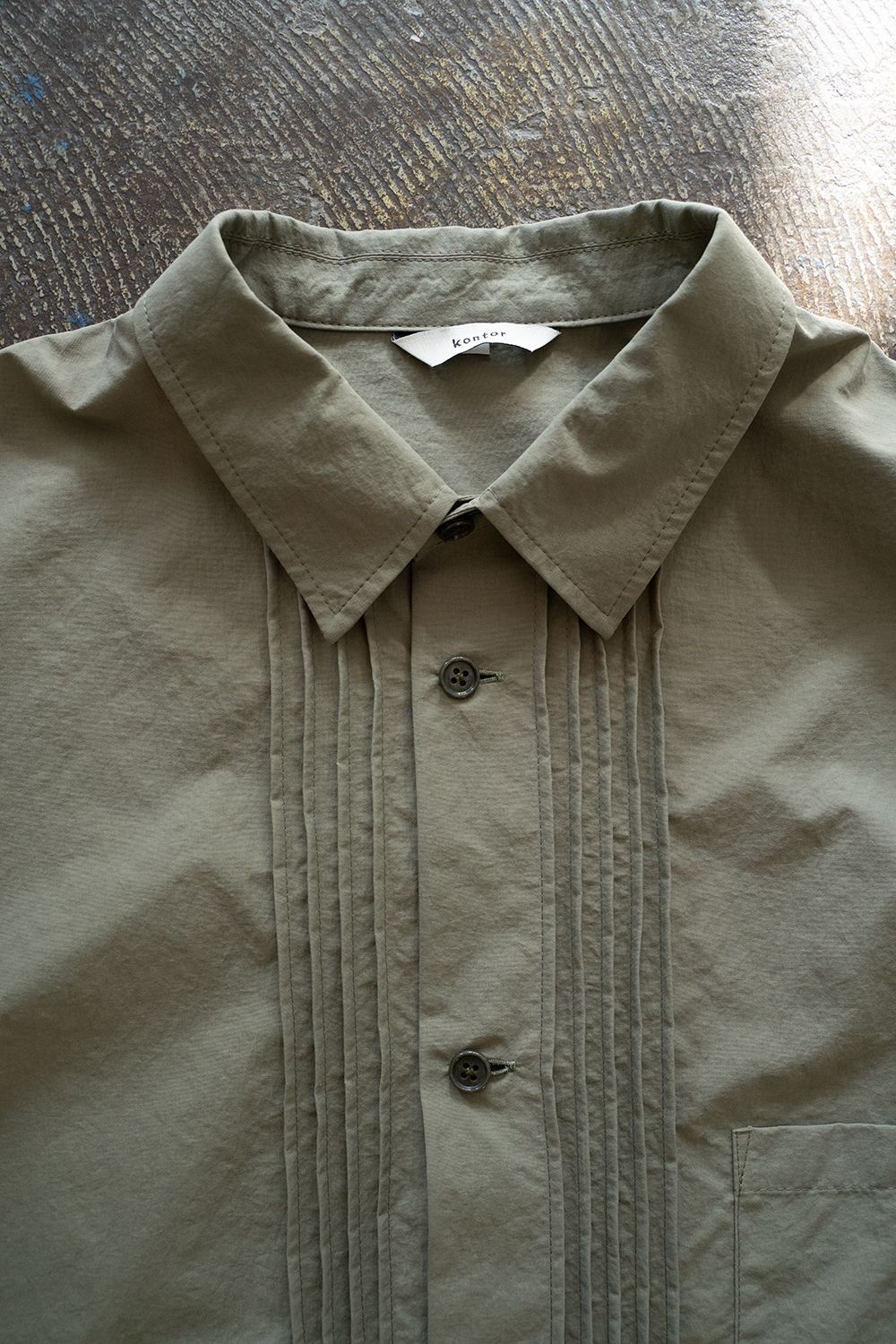 【ラスト1点】【25SS】ナイロンピンタック半袖シャツ(KHAKI GRAY)