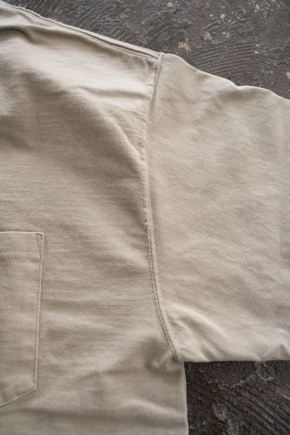 スビンコットン10/-度詰吊り天竺ポケット付きロンT(LIGHT BEIGE)