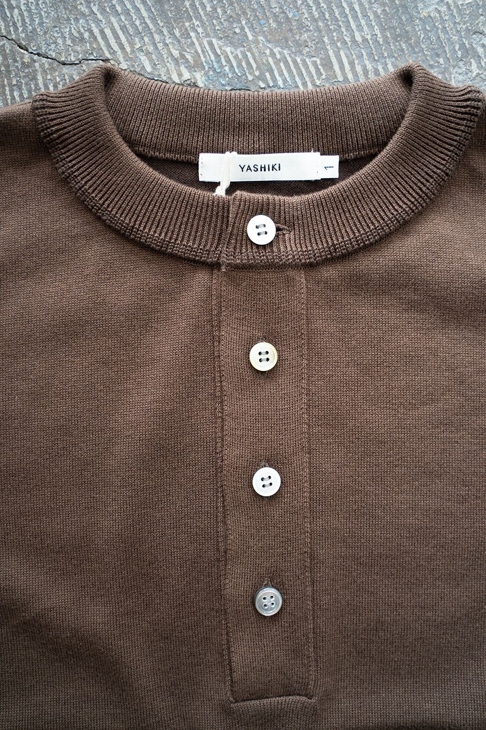 YASHIKI - 【ラスト1点】【24SS】Ogawa Henley Knit(BROWN) | Salty