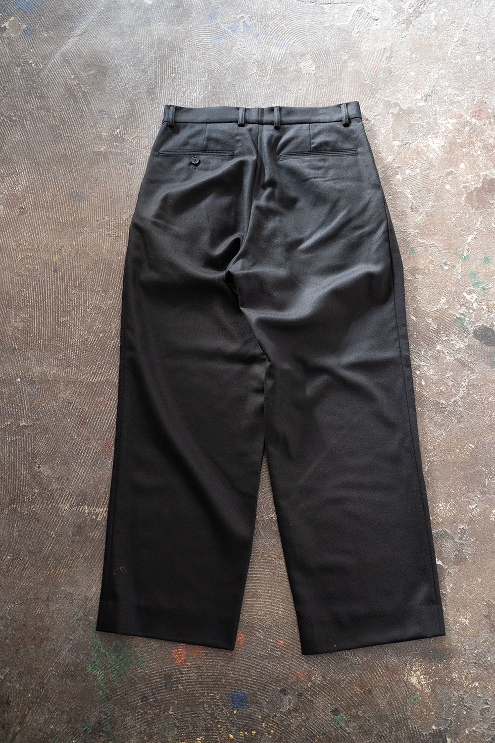 STILL BY HAND - 【ラスト1点】【22AW】インボックスタックサキソニースラックス(CHARCOAL) | Salty