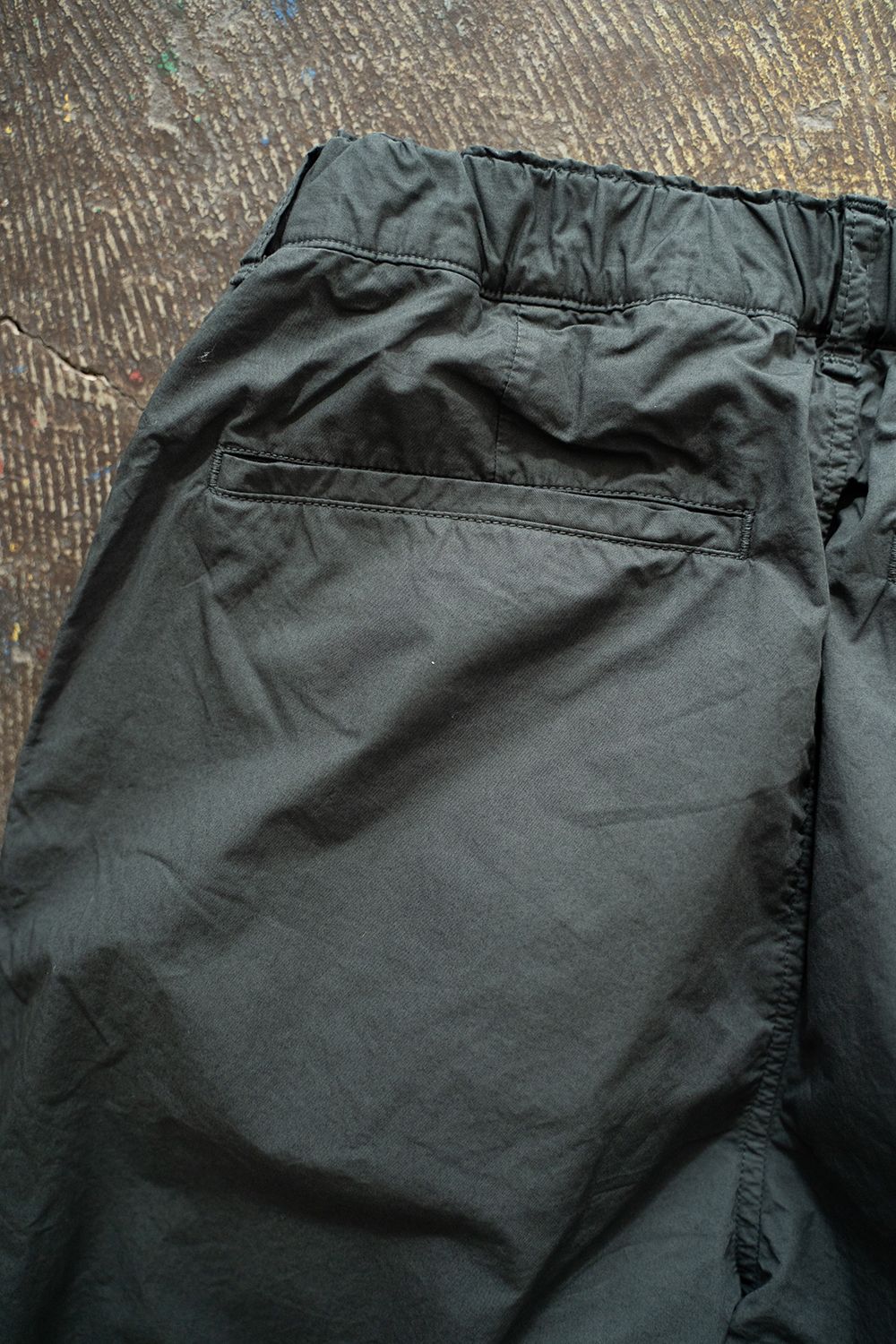 【ラスト1点】【25SS】ガーメントダイ2タックワイドテーパードパンツ(GREEN CHARCOAL)