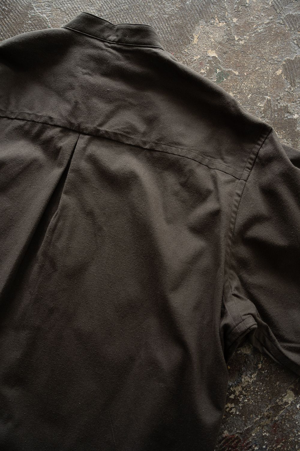 【26AW】コットン×シルクバンドカラーシャツ(BROWN CHARCOAL)