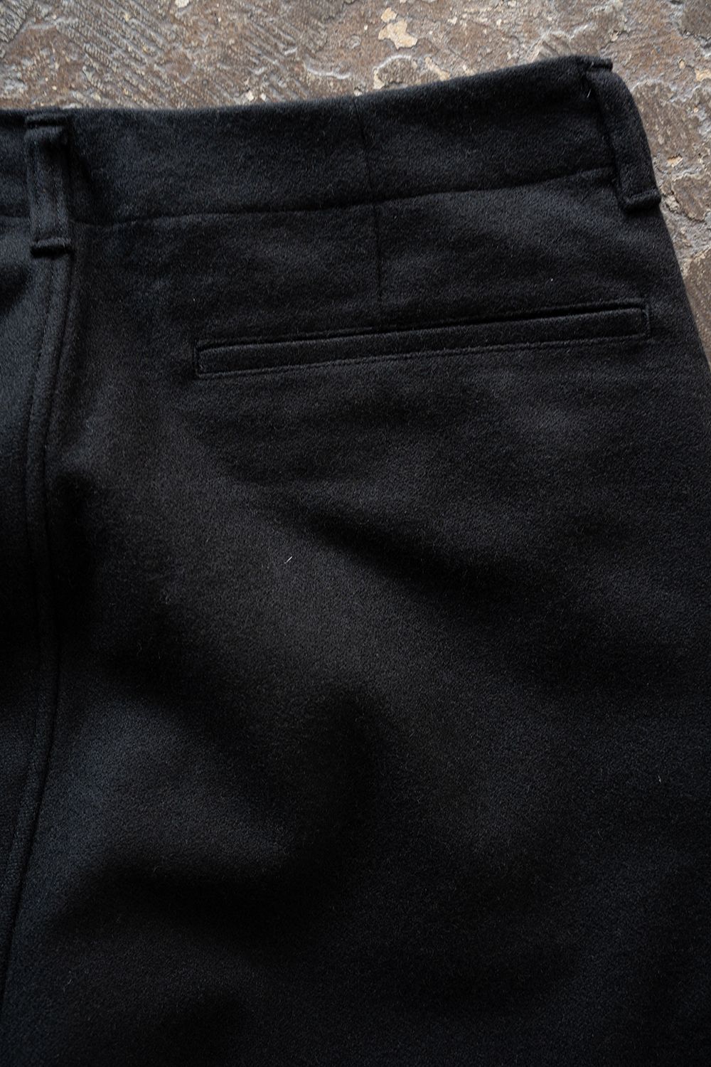 【26AW】ウール×ナイロンワンタックパンツ(BLACK)