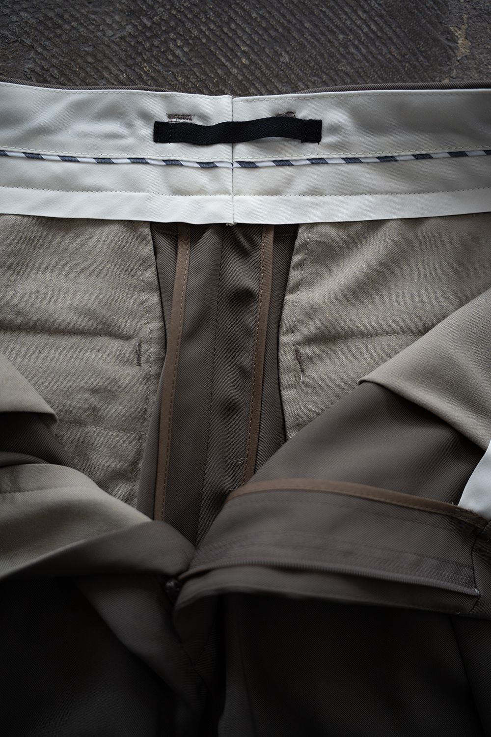 【26SS】PE Drape Double Tuck PT/ポリエステルドレープWタックパンツ(KHAKI)