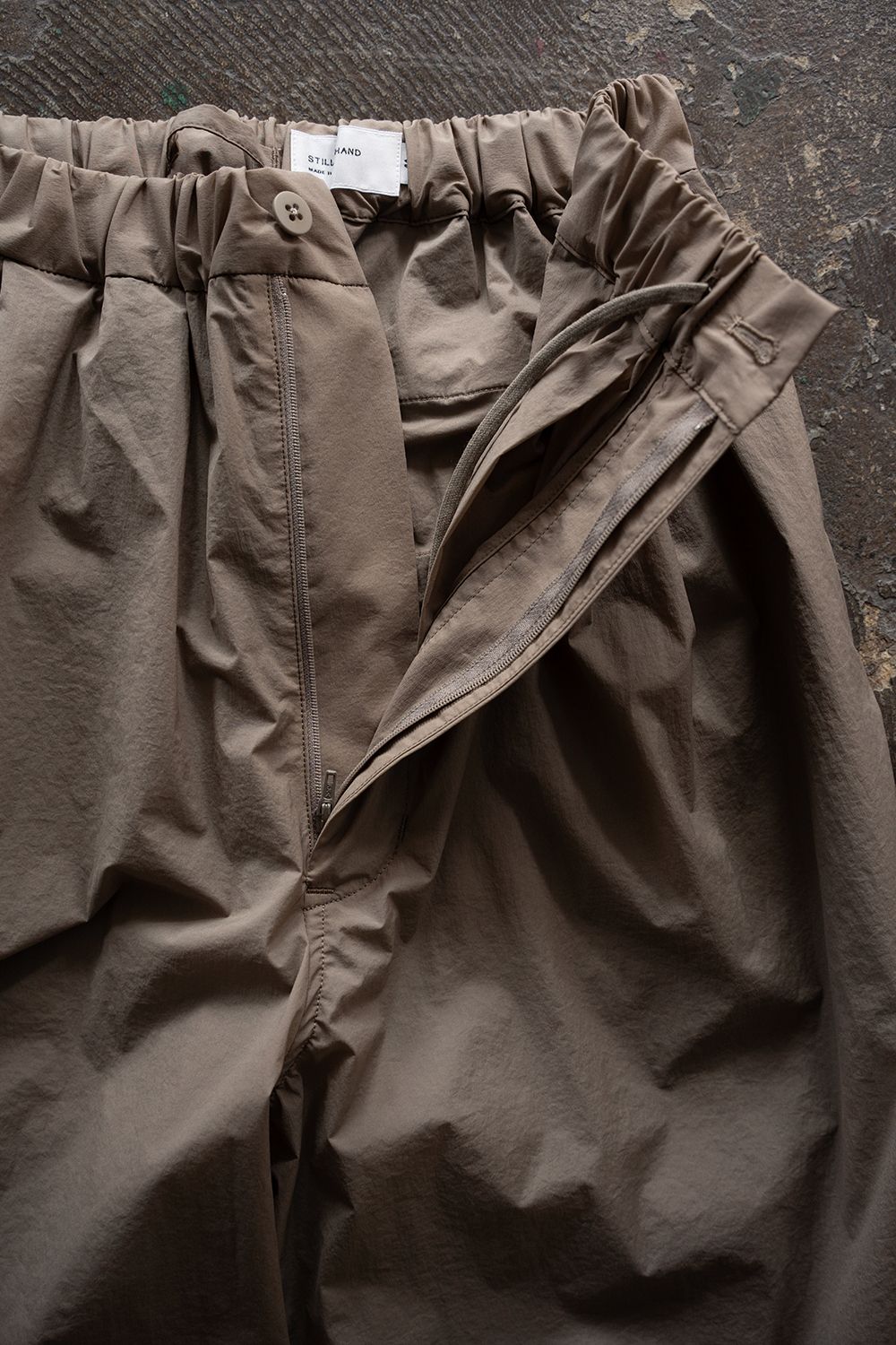 【26SS】ストレッチナイロンテーパードパンツ(GREIGE)