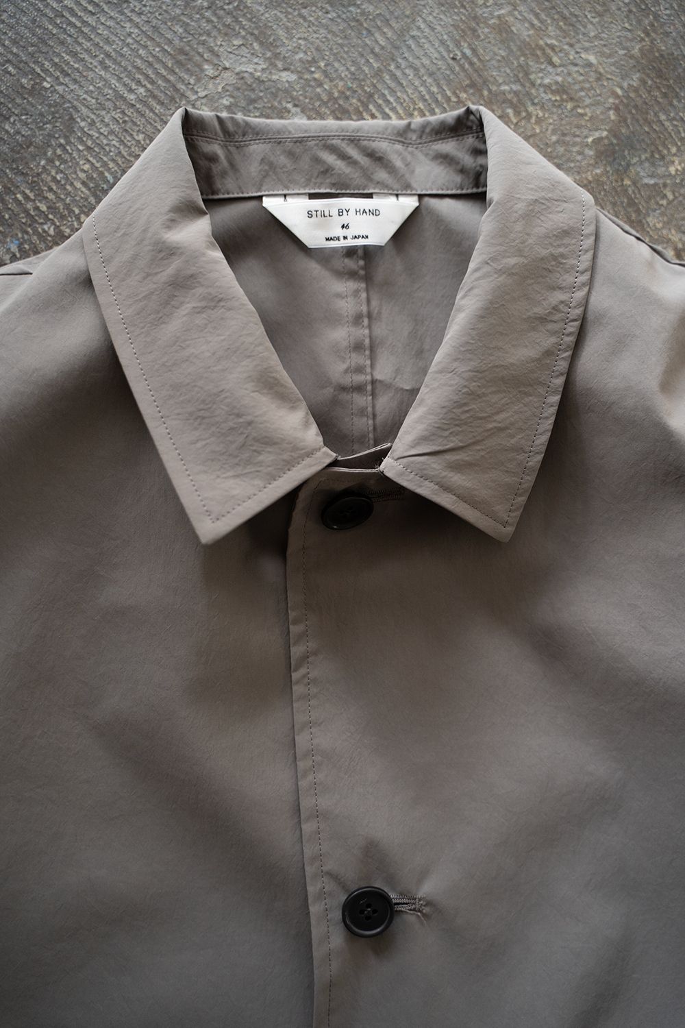 【ラスト1点】【25SS】エアリーポリエステルハーフコート(KHAKI GRAY)