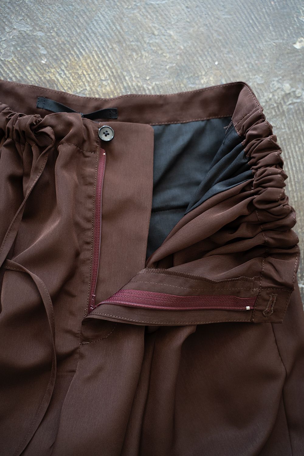 【ラスト1点】【25SS】Peached PE Gathered Pants/ピーチ加工ポリエステルギャザードパンツ(BROWN)