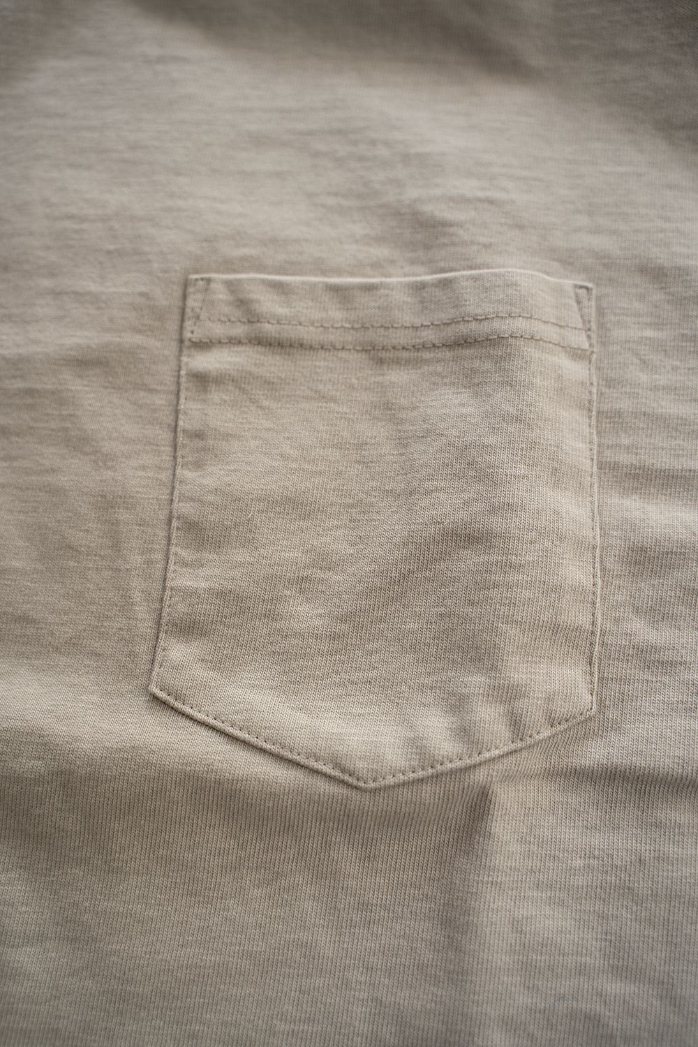スビンコットン10/-度詰吊り天竺ポケット付きロンT(LIGHT BEIGE)