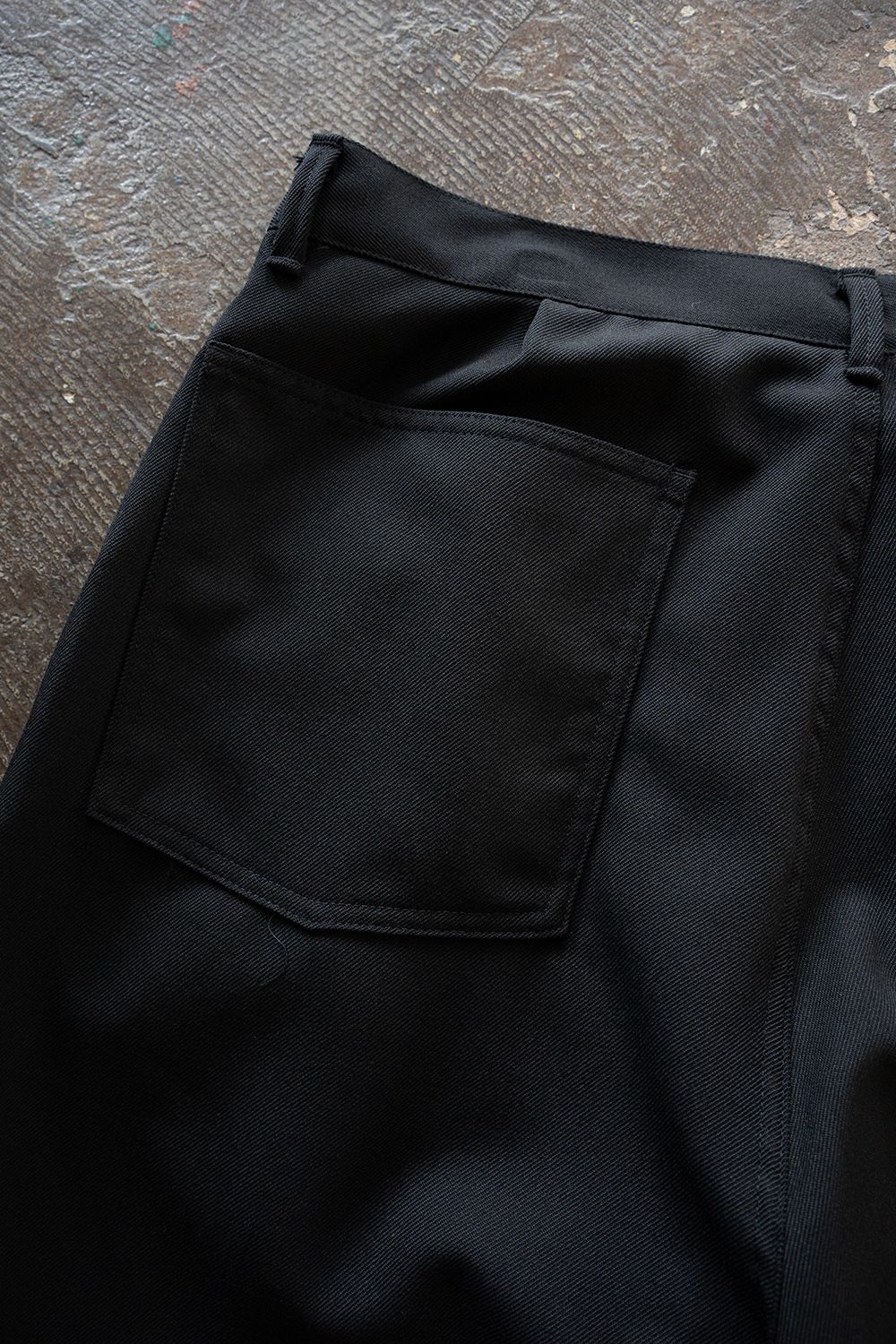 【26AW】ウールサージワンタックパンツ(BLACK)