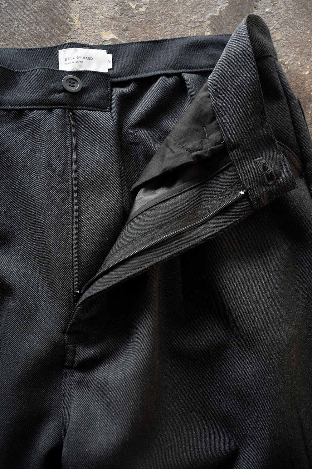 【26AW】ウールサージワンタックパンツ(CHARCOAL)