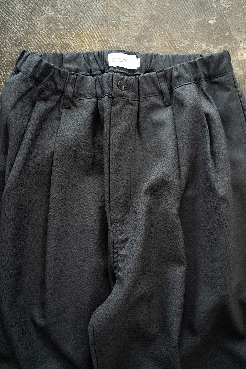 【25AW】モヘア混2タックイージーパンツ(CHARCOAL)