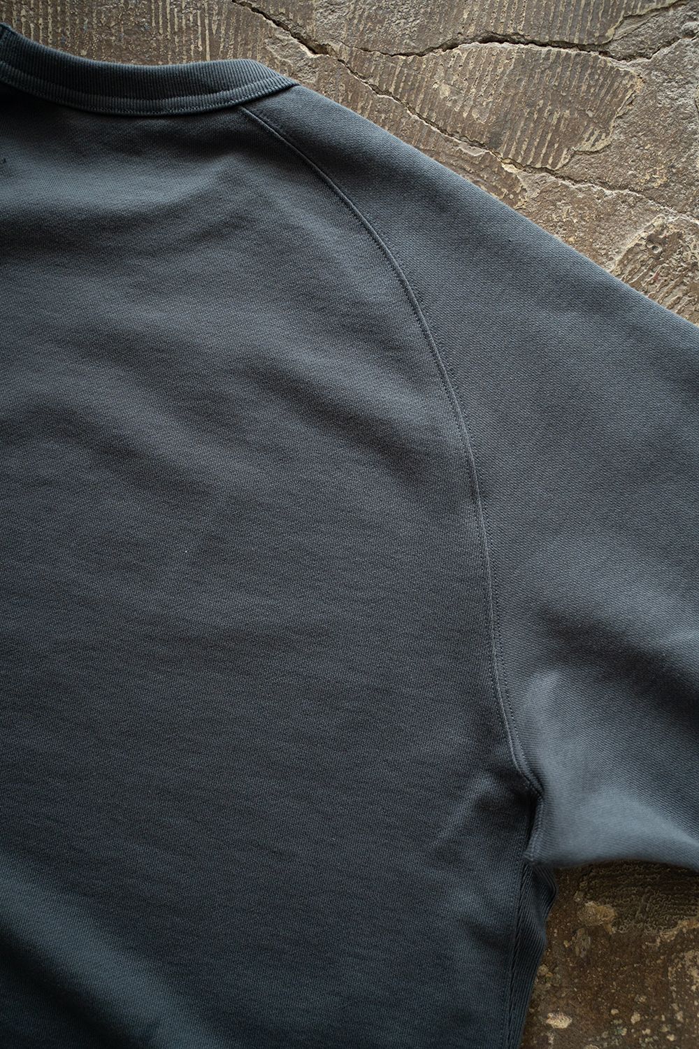 【ラスト1点】【25SS】サドルスリーブプルオーバースウェット(SLATE BLUE)