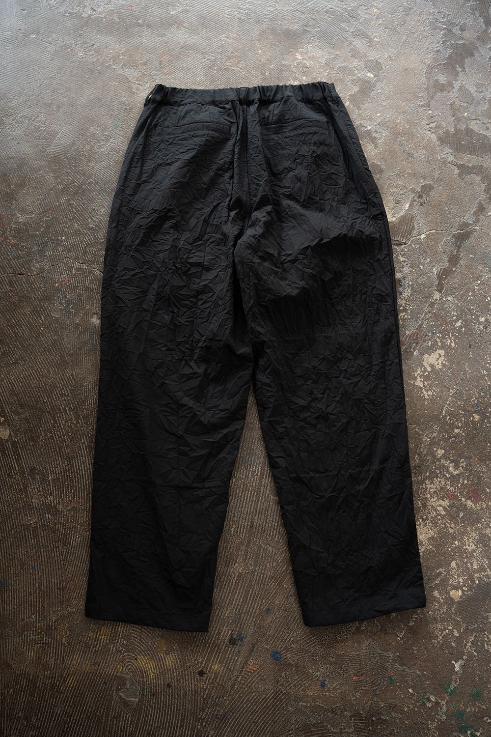 【26AW】先染めポリエステルタックテーパードパンツ(BLACK)