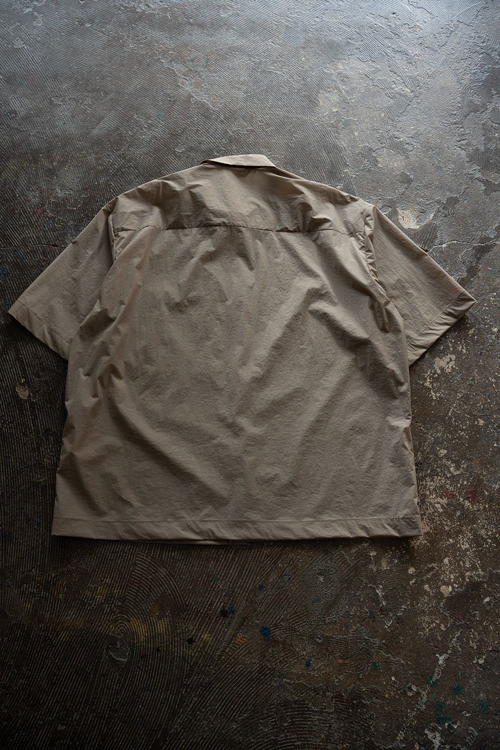 【26SS】ストレッチナイロン半袖シャツ(GREIGE)