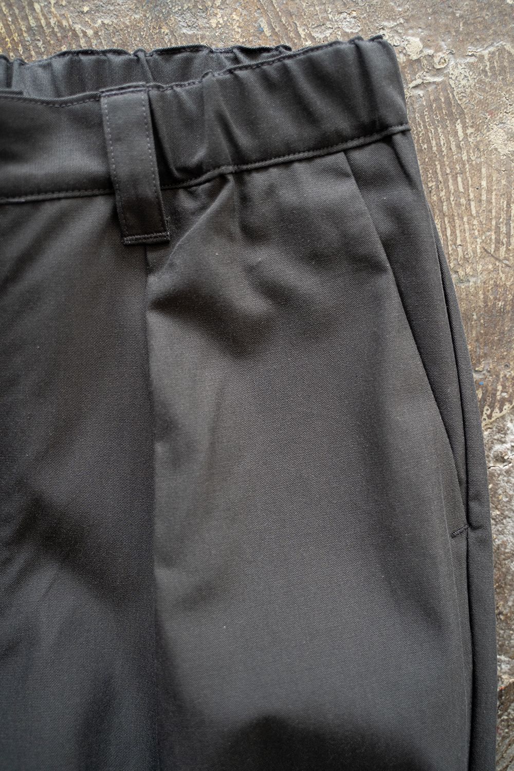 【ラスト1点】【25SS】キュプラ混ツイルインタックイージーパンツ(CHARCOAL)