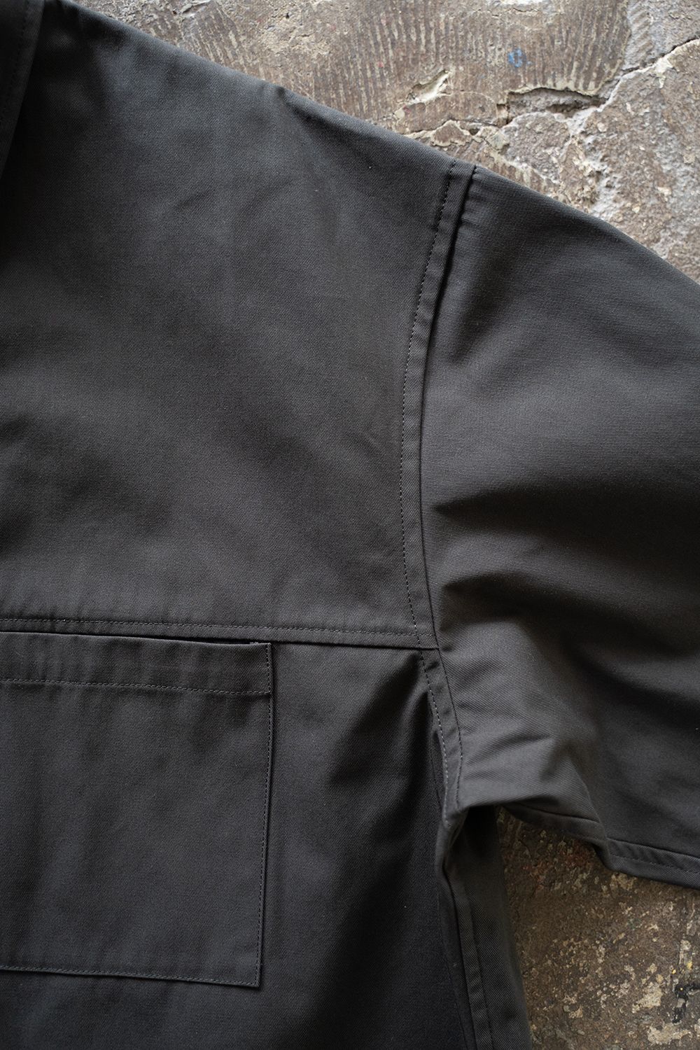 【ラスト1点】【25SS】強撚コットン×ポリエステルシャツブルゾン(CHARCOAL)